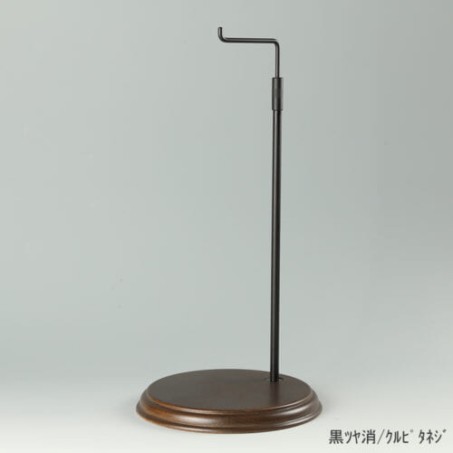 ●商品名:バッグスタンドA-L くるぴたネジ・木製ベース仕様 ●表面処理:金具部 黒ツヤ消(BK-M)/木部 茶染め ●寸法:高さ435~655mm ●ヘッド部:クランク型 ●ヘッド:上下可動式(伸縮式) ●材質:スチール・木製(ベース) ●特長:シンプルで汎用性のある金具部分に、木製ベースを組み合わせ、落ち着きのある存在感と高級感を演出できるツールとし製造しております。 ●生産国:日本製(タヤ自社工場)