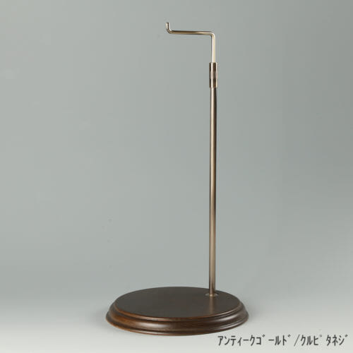 ●商品名:バッグスタンドA-L くるぴたネジ・木製ベース仕様 ●表面処理:金具部 アンティークゴールドメッキ(AG)/木部 茶染め ●寸法:高さ435~655mm ●ヘッド部:クランク型 ●ヘッド:上下可動式(伸縮式) ●材質:スチール・木製(ベース) ●特長:シンプルで汎用性のある金具部分に、木製ベースを組み合わせ、落ち着きのある存在感と高級感を演出できるツールとし製造しております。 ●生産国:日本製(タヤ自社工場)