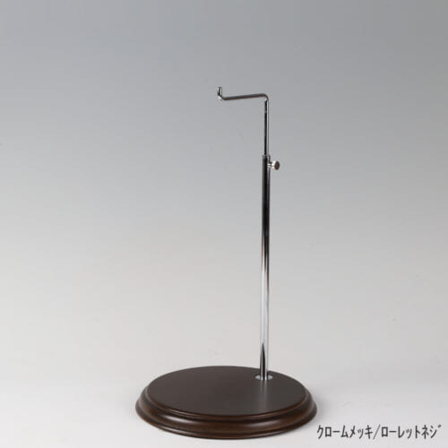 ●商品名:バッグスタンドA-M ローレットネジ・木製ベース仕様 ●表面処理:金具部 クロームメッキ(CR)/木部 茶染め ●寸法:高さ295~475mm ●ヘッド部:クランク型 ●ヘッド:上下可動式(伸縮式) ●材質:スチール・木製(ベース) ●特長:シンプルで汎用性のある金具部分に、木製ベースを組み合わせ、落ち着きのある存在感と高級感を演出できるツールとし製造しております。 ●生産国:日本(タヤ自社工場)
