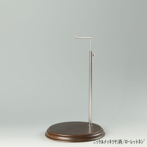 ●商品名:バッグスタンドA-M ローレットネジ・木製ベース仕様 ●表面処理:金具部 ニッケルツヤ消(NI-M)/木部 茶染め ●寸法:高さ295~475mm ●ヘッド部:クランク型 ●ヘッド:上下可動式(伸縮式) ●材質:スチール・木製(ベース) ●特長:シンプルで汎用性のある金具部分に、木製ベースを組み合わせ、落ち着きのある存在感と高級感を演出できるツールとし製造しております。 ●生産国:日本(タヤ自社工場)