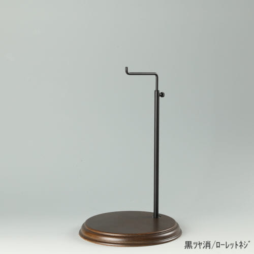 ●商品名:バッグスタンドA-M ローレットネジ・木製ベース仕様 ●表面処理:金具部黒ツヤ消(BK-M)/木部 茶染め ●寸法:高さ295~475mm ●ヘッド部:クランク型 ●ヘッド:上下可動式(伸縮式) ●材質:スチール・木製(ベース) ●特長:シンプルで汎用性のある金具部分に、木製ベースを組み合わせ、落ち着きのある存在感と高級感を演出できるツールとし製造しております。 ●生産国:日本製(タヤ自社工場)