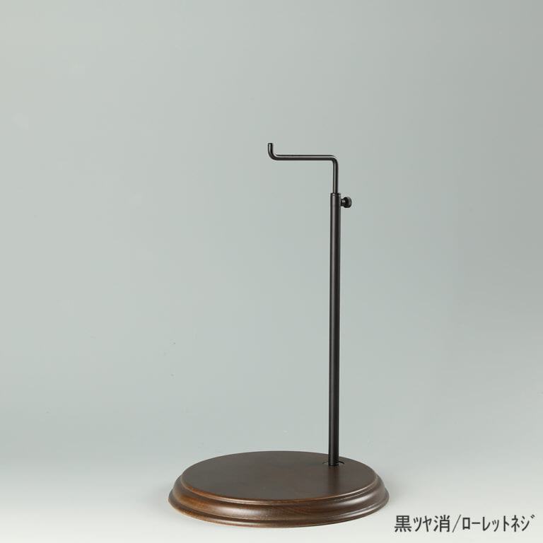 ●商品名:バッグスタンドA-M ローレットネジ・木製ベース仕様
●表面処理:金具部黒ツヤ消(BK-M)/木部 茶染め
●寸法:高さ295~475mm
●ヘッド部:クランク型
●ヘッド:上下可動式(伸縮式)
●材質:スチール・木製(ベース)
●特長:シンプルで汎用性のある金具部分に、木製ベースを組み合わせ、落ち着きのある存在感と高級感を演出できるツールとし製造しております。
●生産国:日本製(タヤ自社工場)