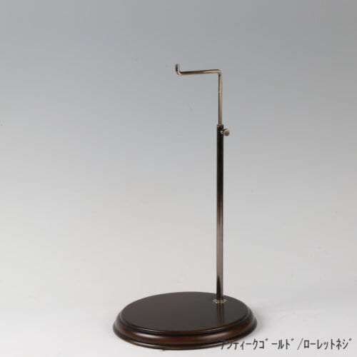 ●商品名:バッグスタンドA-M ローレットネジ・木製ベース仕様 ●表面処理:金具部 アンティークゴールドメッキ(AG)/木部 茶染め ●寸法:高さ295~475mm ●ヘッド部:クランク型 ●ヘッド:上下可動式(伸縮式) ●材質:スチール・木製(ベース) ●特長:シンプルで汎用性のある金具部分に、木製ベースを組み合わせ、落ち着きのある存在感と高級感を演出できるツールとし製造しております。 ●生産国:日本製(タヤ自社工場)