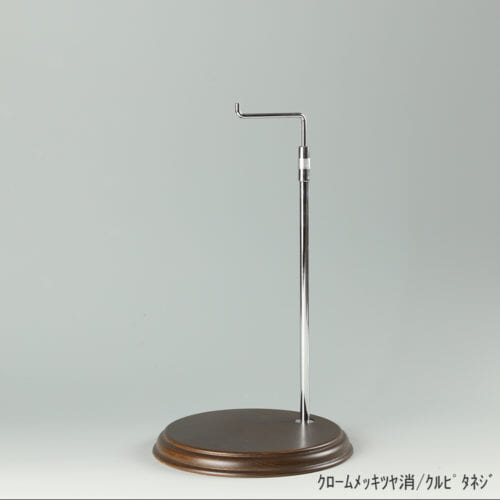 ●商品名:バッグスタンドA-M くるぴたネジ・木製ベース仕様 ●表面処理:金具部 クロームメッキ(CR)/木部 茶染め ●寸法:高さ325~505mm ●ヘッド部:クランク型 ●ヘッド:上下可動式(伸縮式) ●材質:スチール・木製(ベース) ●特長:シンプルで汎用性のある金具部分に、木製ベースを組み合わせ、落ち着きのある存在感と高級感を演出できるツールとし製造しております。 ●生産国:日本製(タヤ自社工場)