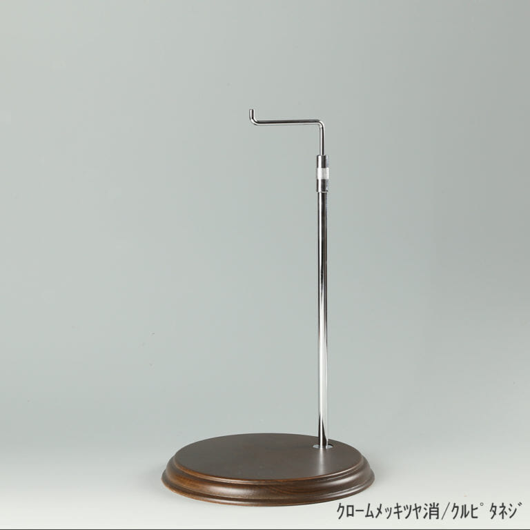 ●商品名:バッグスタンドA-M くるぴたネジ・木製ベース仕様
●表面処理:金具部 クロームメッキ(CR)/木部 茶染め
●寸法:高さ325~505mm
●ヘッド部:クランク型
●ヘッド:上下可動式(伸縮式)
●材質:スチール・木製(ベース)
●特長:シンプルで汎用性のある金具部分に、木製ベースを組み合わせ、落ち着きのある存在感と高級感を演出できるツールとし製造しております。
●生産国:日本製(タヤ自社工場)