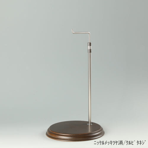 ●商品名:バッグスタンドA-M くるぴたネジ・木製ベース仕様 ●表面処理:金具部 ニッケルツヤ消(NI-M)/木部 茶染め ●寸法:高さ325~505mm ●ヘッド部:クランク型 ●ヘッド:上下可動式(伸縮式) ●材質:スチール・木製(ベース) ●特長:シンプルで汎用性のある金具部分に、木製ベースを組み合わせ、落ち着きのある存在感と高級感を演出できるツールとし製造しております。 ●生産国:日本製(タヤ自社工場)