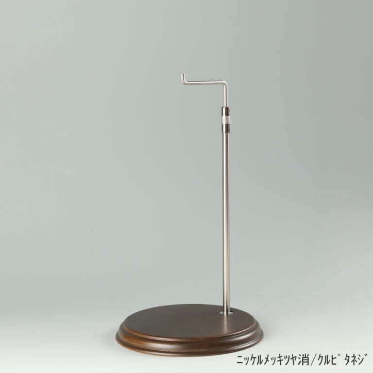 ●商品名:バッグスタンドA-M くるぴたネジ・木製ベース仕様
●表面処理:金具部 ニッケルツヤ消(NI-M)/木部 茶染め
●寸法:高さ325~505mm
●ヘッド部:クランク型
●ヘッド:上下可動式(伸縮式)
●材質:スチール・木製(ベース)
●特長:シンプルで汎用性のある金具部分に、木製ベースを組み合わせ、落ち着きのある存在感と高級感を演出できるツールとし製造しております。
●生産国:日本製(タヤ自社工場)