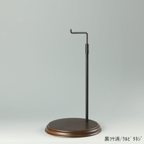 ●商品名:バッグスタンドA-M くるぴたネジ・木製ベース仕様 ●表面処理:金具部 黒ツヤ消(BK-M)/木部 茶染め ●寸法:高さ325~505mm ●ヘッド部:クランク型 ●ヘッド:上下可動式(伸縮式) ●材質:スチール・木製(ベース) ●特長:シンプルで汎用性のある金具部分に、木製ベースを組み合わせ、落ち着きのある存在感と高級感を演出できるツールとし製造しております。 ●生産国:日本製(タヤ自社工場)