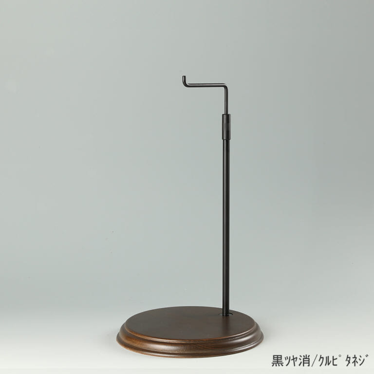 ●商品名:バッグスタンドA-M くるぴたネジ・木製ベース仕様
●表面処理:金具部 黒ツヤ消(BK-M)/木部 茶染め
●寸法:高さ325~505mm
●ヘッド部:クランク型
●ヘッド:上下可動式(伸縮式)
●材質:スチール・木製(ベース)
●特長:シンプルで汎用性のある金具部分に、木製ベースを組み合わせ、落ち着きのある存在感と高級感を演出できるツールとし製造しております。
●生産国:日本製(タヤ自社工場)