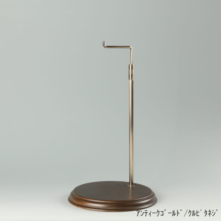 ●商品名:バッグスタンドA-M くるぴたネジ・木製ベース仕様
●表面処理:金具部 アンティークゴールドメッキ(AG)/木部 茶染め
●寸法:高さ325~505mm
●ヘッド部:クランク型
●ヘッド:上下可動式(伸縮式)
●材質:スチール・木製(ベース)
●特長:シンプルで汎用性のある金具部分に、木製ベースを組み合わせ、落ち着きのある存在感と高級感を演出できるツールとし製造しております。
●生産国:日本製(タヤ自社工場)