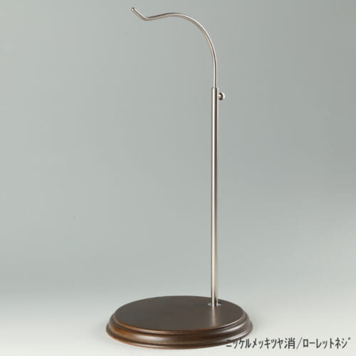 ●商品名:バッグスタンドB-L ローレットネジ・木製ベース仕様 ●表面処理:金具部 ニッケルツヤ消(NI-M)/木部 茶染め ●寸法:高さ425~655mm ●ヘッド部:R型 ●ヘッド:上下可動式(伸縮式) ●材質:スチール・木製(ベース) ●特長:バッグと支柱の距離が最大限開き、できる限りバッグスタンドの支柱の存在が薄れるようにデザインしてある金具部分に、木製ベースを組み合わせ、落ち着きのある高級感も演出できるツールとして製造しております。 ●生産国:日本(タヤ自社工場)