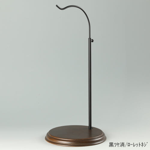 ●商品名:バッグスタンドB-L ローレットネジ・木製ベース仕様 ●表面処理:金具部 黒ツヤ消(BK-M)/木部 茶染め ●寸法:高さ425~655mm ●ヘッド部:R型 ●ヘッド:上下可動式(伸縮式) ●材質:スチール・木製(ベース) ●特長:バッグと支柱の距離が最大限開き、できる限りバッグスタンドの支柱の存在が薄れるようにデザインしてある金具部分に、木製ベースを組み合わせ、落ち着きのある高級感も演出できるツールとして製造しております。 ●生産国:日本(タヤ自社工場)