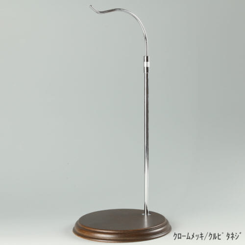 ●商品名:バッグスタンドB-L くるぴたネジ・木製ベース仕様 ●表面処理:金具部 クロームメッキ(CR)/木部 茶染め ●寸法:高さ455~685mm ●ヘッド部:クランク型 ●ヘッド:上下可動式(伸縮式) ●材質:スチール・木製(ベース) ●特長:バッグと支柱の距離が最大限開き、できる限りバッグスタンドの支柱の存在が薄れるようにデザインしてある金具部分に、木製ベースを組み合わせ、落ち着きのある高級感も演出できるツールとして製造しております。 ●生産国:日本(タヤ自社工場)