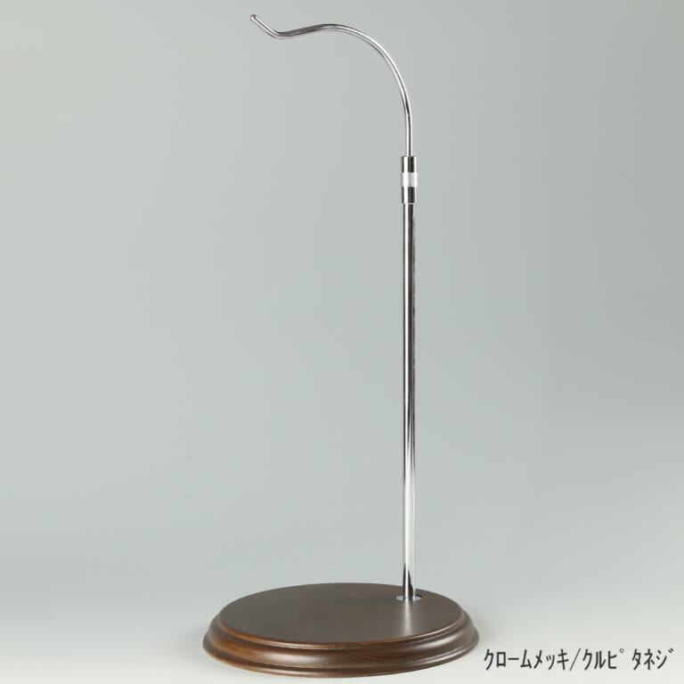 ●商品名:バッグスタンドB-L くるぴたネジ・木製ベース仕様
●表面処理:金具部 クロームメッキ(CR)/木部 茶染め
●寸法:高さ455~685mm
●ヘッド部:クランク型
●ヘッド:上下可動式(伸縮式)
●材質:スチール・木製(ベース)
●特長:バッグと支柱の距離が最大限開き、できる限りバッグスタンドの支柱の存在が薄れるようにデザインしてある金具部分に、木製ベースを組み合わせ、落ち着きのある高級感も演出できるツールとして製造しております。
●生産国:日本(タヤ自社工場)