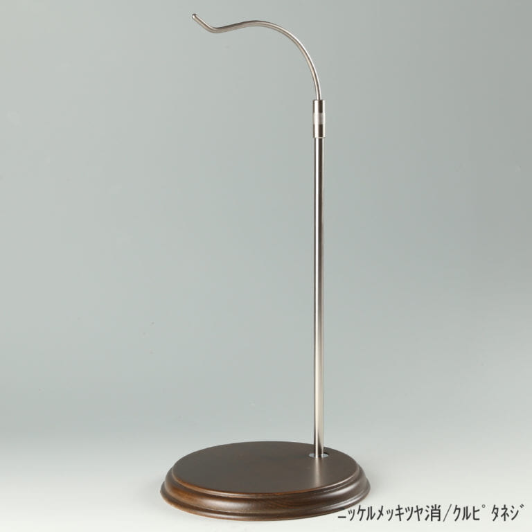 ●商品名:バッグスタンドB-L くるぴたネジ・木製ベース仕様
●表面処理:金具部 ニッケルツヤ消(NI-M)/木部 茶染め
●寸法:高さ455~685mm
●ヘッド部:クランク型
●ヘッド:上下可動式(伸縮式)
●材質:スチール・木製(ベース)
●特長:バッグと支柱の距離が最大限開き、できる限りバッグスタンドの支柱の存在が薄れるようにデザインしてある金具部分に、木製ベースを組み合わせ、落ち着きのある高級感も演出できるツールとして製造しております。
●生産国:日本(タヤ自社工場)