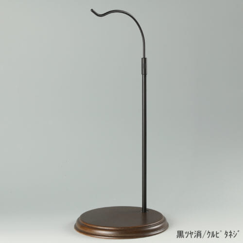 ●商品名:バッグスタンドB-L くるぴたネジ・木製ベース仕様 ●表面処理:金具部 黒ツヤ消(BK-M)/木部 茶染め ●寸法:高さ455~685mm ●ヘッド部:クランク型 ●ヘッド:上下可動式(伸縮式) ●材質:スチール・木製(ベース) ●特長:バッグと支柱の距離が最大限開き、できる限りバッグスタンドの支柱の存在が薄れるようにデザインしてある金具部分に、木製ベースを組み合わせ、落ち着きのある高級感も演出できるツールとして製造しております。 ●生産国:日本(タヤ自社工場)