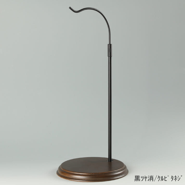 ●商品名:バッグスタンドB-L くるぴたネジ・木製ベース仕様
●表面処理:金具部 黒ツヤ消(BK-M)/木部 茶染め
●寸法:高さ455~685mm
●ヘッド部:クランク型
●ヘッド:上下可動式(伸縮式)
●材質:スチール・木製(ベース)
●特長:バッグと支柱の距離が最大限開き、できる限りバッグスタンドの支柱の存在が薄れるようにデザインしてある金具部分に、木製ベースを組み合わせ、落ち着きのある高級感も演出できるツールとして製造しております。
●生産国:日本(タヤ自社工場)