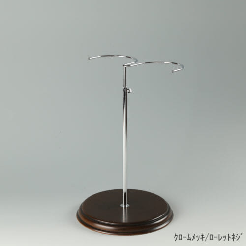 ●商品名:ブーツスタンド両足用 ローレットネジ・木製ベース仕様 ●表面処理:クロームメッキ(CR)仕上/木部 茶染め ●寸法:高さ290~465mm ●ヘッド:上下可動式(伸縮式) ●材質:スチール・木製(ベース) ●特長:ディスプレイ時に倒れやすいロングブーツをスマートにディスプレイ可能であり、木製のベースが落ち着きのある存在感と高級感を演出するツールです。 ●生産国:日本(タヤ自社工場)