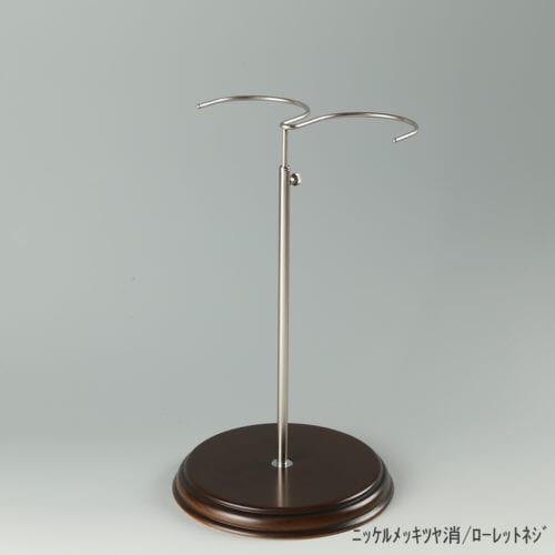 ●商品名:ブーツスタンド両足用 ローレットネジ・木製ベース仕様 ●表面処理:金具部 ニッケルツヤ消(NI-M)/木部 茶染め ●寸法:高さ290~465mm ●ヘッド:上下可動式(伸縮式) ●材質:スチール・木製(ベース) ●特長:ディスプレイ時に倒れやすいロングブーツをスマートにディスプレイ可能であり、木製のベースが落ち着きのある存在感と高級感を演出するツールです。 ●生産国:日本(タヤ自社工場