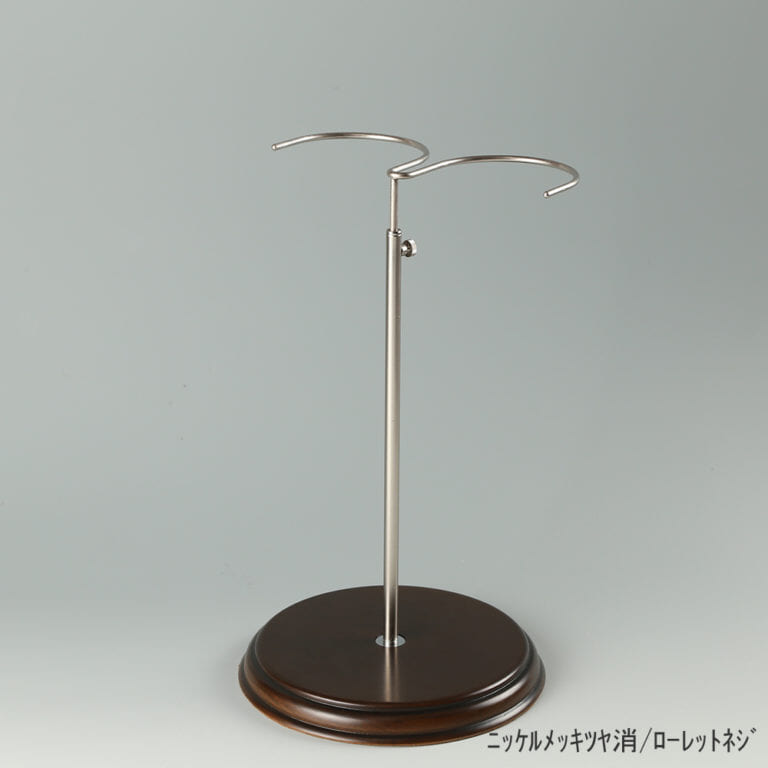 ●商品名:ブーツスタンド両足用 ローレットネジ・木製ベース仕様
●表面処理:金具部 ニッケルツヤ消(NI-M)/木部 茶染め
●寸法:高さ290~465mm
●ヘッド:上下可動式(伸縮式)
●材質:スチール・木製(ベース)
●特長:ディスプレイ時に倒れやすいロングブーツをスマートにディスプレイ可能であり、木製のベースが落ち着きのある存在感と高級感を演出するツールです。
●生産国:日本(タヤ自社工場