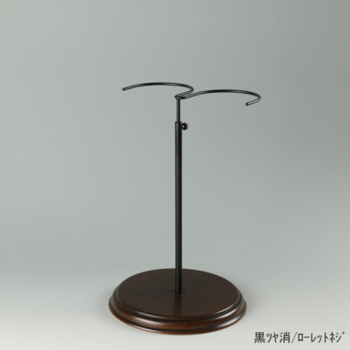 ●商品名:ブーツスタンド両足用 ローレットネジ・木製ベース仕様 ●表面処理:金具部 黒ツヤ消(BK-M)/木部 茶染め ●寸法:高さ290~465mm ●ヘッド:上下可動式(伸縮式) ●材質:スチール・木製(ベース) ●特長:ディスプレイ時に倒れやすいロングブーツをスマートにディスプレイ可能であり、木製のベースが落ち着きのある存在感と高級感を演出するツールです。 ●生産国:日本(タヤ自社工場)