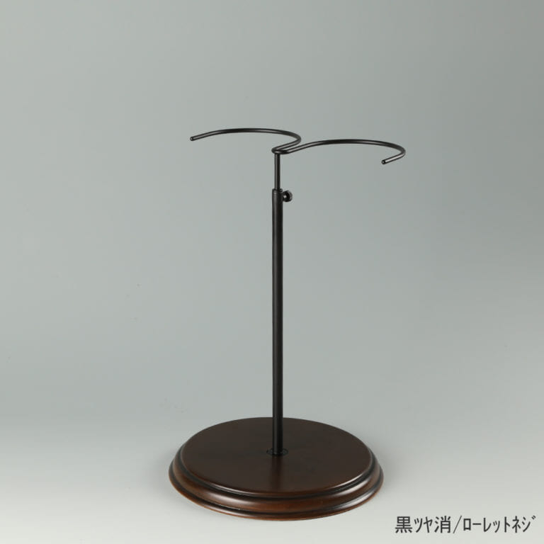 ●商品名:ブーツスタンド両足用 ローレットネジ・木製ベース仕様
●表面処理:金具部 黒ツヤ消(BK-M)/木部 茶染め
●寸法:高さ290~465mm
●ヘッド:上下可動式(伸縮式)
●材質:スチール・木製(ベース)
●特長:ディスプレイ時に倒れやすいロングブーツをスマートにディスプレイ可能であり、木製のベースが落ち着きのある存在感と高級感を演出するツールです。
●生産国:日本(タヤ自社工場)