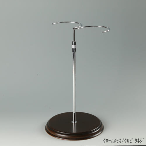 ●商品名:ブーツスタンド両足用 くるぴたネジ・木製ベース仕様 ●表面処理:金具部 クロームメッキ(CR)/木部 茶染め ●寸法:高さ320~495mm ●ヘッド:上下可動式(伸縮式) ●材質:スチール・木製(ベース) ●特長:ディスプレイ時に倒れやすいロングブーツをスマートにディスプレイ可能であり、木製のベースが落ち着きのある存在感と高級感を演出するツールです。 ●生産国:日本(タヤ自社工場)