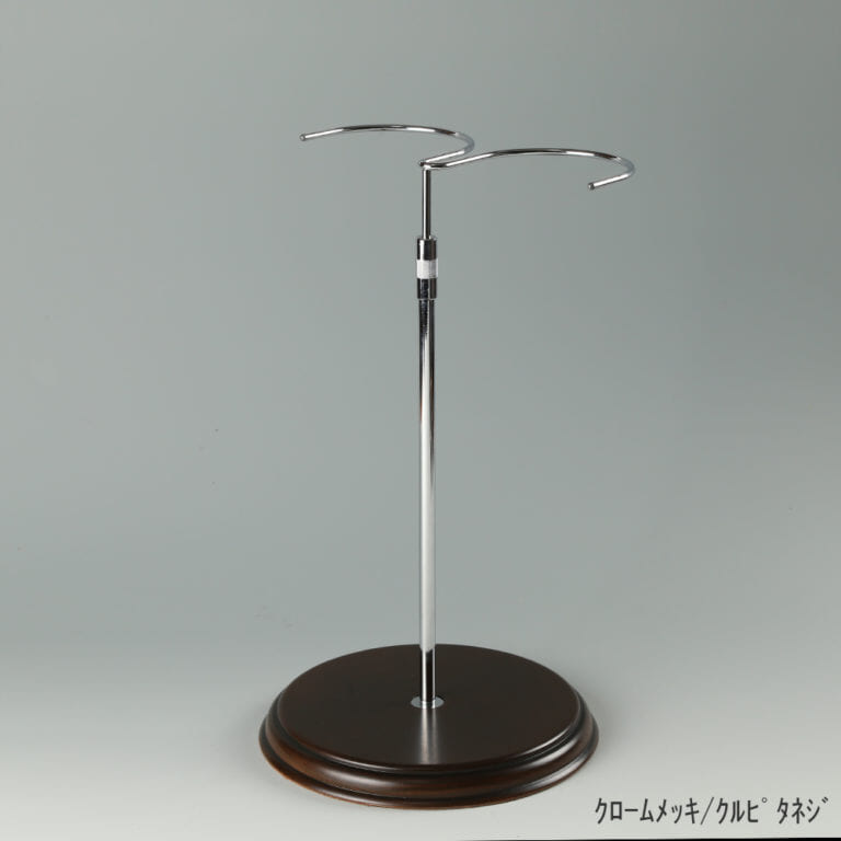 ●商品名:ブーツスタンド両足用 くるぴたネジ・木製ベース仕様
●表面処理:金具部 クロームメッキ(CR)/木部 茶染め
●寸法:高さ320~495mm
●ヘッド:上下可動式(伸縮式)
●材質:スチール・木製(ベース)
●特長:ディスプレイ時に倒れやすいロングブーツをスマートにディスプレイ可能であり、木製のベースが落ち着きのある存在感と高級感を演出するツールです。
●生産国:日本(タヤ自社工場)