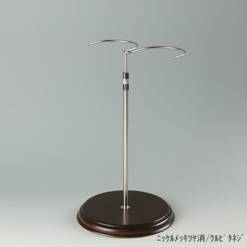 ●商品名:ブーツスタンド両足用 くるぴたネジ・木製ベース仕様 ●表面処理:金具部 ニッケルツヤ消(NI-M)/木部 茶染め ●寸法:高さ320~495mm ●ヘッド:上下可動式(伸縮式) ●材質:スチール・木製(ベース) ●特長:ディスプレイ時に倒れやすいロングブーツをスマートにディスプレイ可能であり、木製のベースが落ち着きのある存在感と高級感を演出するツールです。 ●生産国:日本(タヤ自社工場)