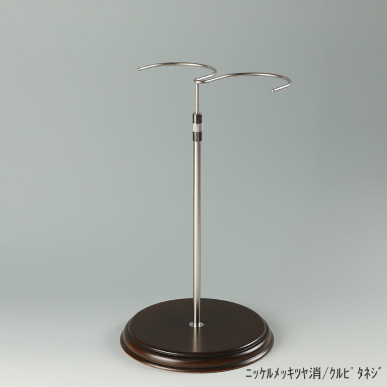 ●商品名:ブーツスタンド両足用 くるぴたネジ・木製ベース仕様
●表面処理:金具部 ニッケルツヤ消(NI-M)/木部 茶染め
●寸法:高さ320~495mm
●ヘッド:上下可動式(伸縮式)
●材質:スチール・木製(ベース)
●特長:ディスプレイ時に倒れやすいロングブーツをスマートにディスプレイ可能であり、木製のベースが落ち着きのある存在感と高級感を演出するツールです。
●生産国:日本(タヤ自社工場)