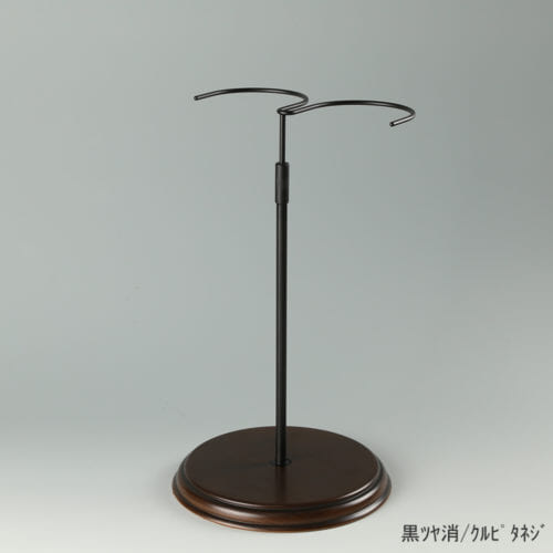 ●商品名:ブーツスタンド両足用 くるぴたネジ・木製ベース仕様 ●表面処理:金具部 黒ツヤ消(BK-M)/木部 茶染め ●寸法:高さ320~495mm ●ヘッド:上下可動式(伸縮式) ●材質:スチール・木製(ベース) ●特長:ディスプレイ時に倒れやすいロングブーツをスマートにディスプレイ可能であり、木製のベースが落ち着きのある存在感と高級感を演出するツールです。 ●生産国:日本(タヤ自社工場)