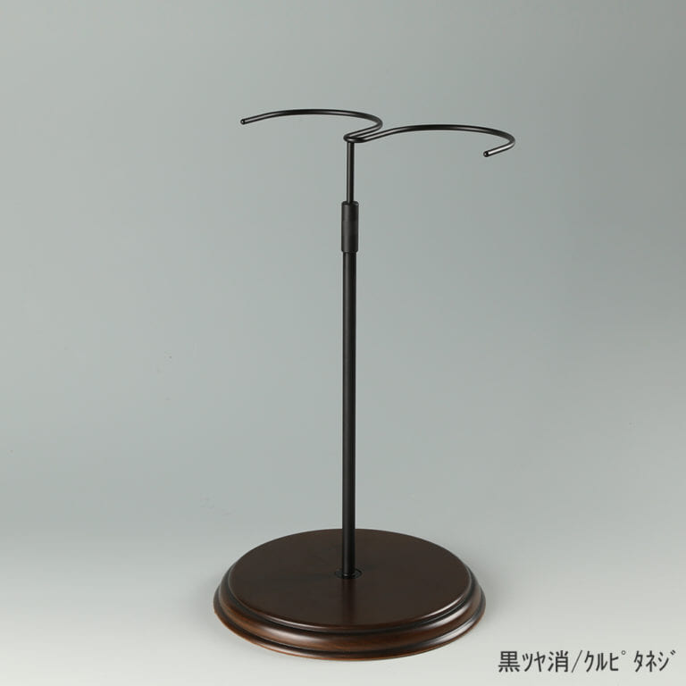●商品名:ブーツスタンド両足用 くるぴたネジ・木製ベース仕様
●表面処理:金具部 黒ツヤ消(BK-M)/木部 茶染め
●寸法:高さ320~495mm
●ヘッド:上下可動式(伸縮式)
●材質:スチール・木製(ベース)
●特長:ディスプレイ時に倒れやすいロングブーツをスマートにディスプレイ可能であり、木製のベースが落ち着きのある存在感と高級感を演出するツールです。
●生産国:日本(タヤ自社工場)