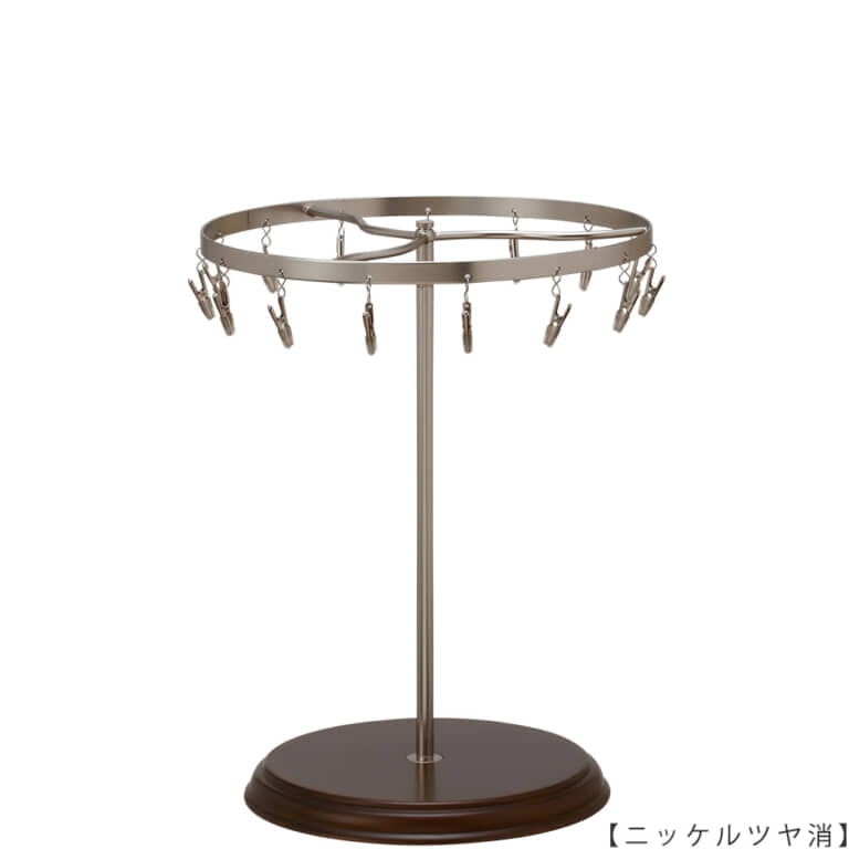 ●商品名:チーフ・ハンカチスタンド回転式 木製ベース仕様
●表面処理:ニッケルツヤ消し(NI-M)仕上
●寸法:高さ315mm 上部回転リング直径240mm
●上部回転式リング:クリップ15個付
●材質:スチール
●特長:クリップの先端には塩ビのキャップを装着し、展示商品を傷つけにくい仕上がりになっています。さらに、木製のベースを組み合わせることで、落ち着きのある存在感と高級感を演出できます。
●生産国:日本(タヤ自社工場)