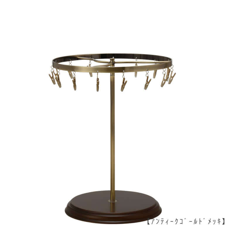 ●商品名:チーフ・ハンカチスタンド回転式 木製ベース仕様
●表面処理:アンティークゴールド(AG)仕上
●寸法:高さ315mm 上部回転リング直径240mm
●上部回転式リング:クリップ15個付
●材質:スチール
●特長:クリップの先端には塩ビのキャップを装着し、展示商品を傷つけにくい仕上がりになっています。さらに、木製のベースを組み合わせることで、落ち着きのある存在感と高級感を演出できます。
●生産国:日本(タヤ自社工場)