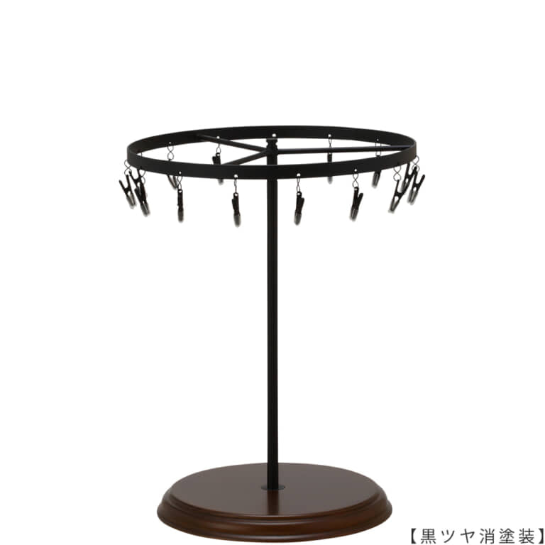 ●商品名:チーフ・ハンカチスタンド回転式 木製ベース仕様
●表面処理:黒ツヤ消し(BK-M)仕上
●寸法:高さ315mm 上部回転リング直径240mm
●上部回転式リング:クリップ15個付
●材質:スチール
●特長:クリップの先端には塩ビのキャップを装着し、展示商品を傷つけにくい仕上がりになっています。さらに、木製のベースを組み合わせることで、落ち着きのある存在感と高級感を演出できます。
●生産国:日本(タヤ自社工場
