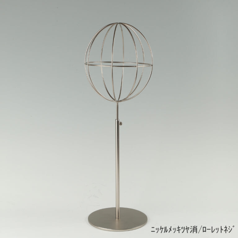 ●商品名:帽子スタンド 球体型-M ローレットネジ仕様
●表面処理:ニッケルツヤ消(NI-M)仕上
●寸法:高さ450~560mm
●ヘッド部:ワイヤー製ラグビーボール型球体ヘッド
●ヘッド:上下可動式(伸縮式)
●材質:スチール
●特長:ワイヤーフレームの抜け感が、シンプルでおしゃれな空間を演出します。
●生産国:日本(タヤ自社工場)