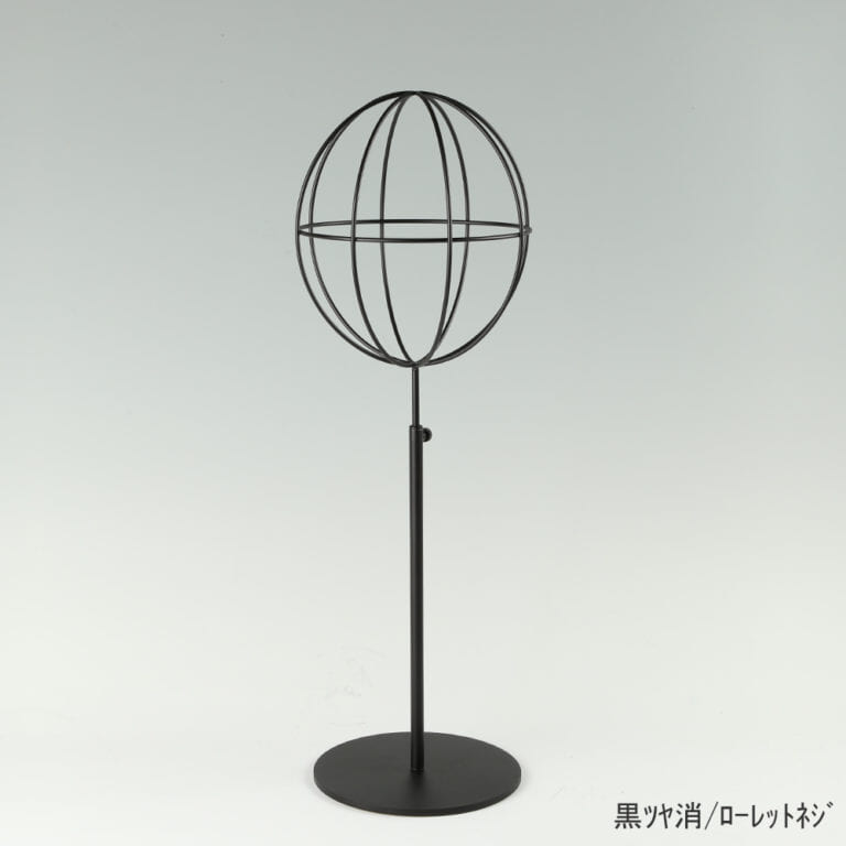 ●商品名:帽子スタンド 球体型-M ローレットネジ仕様
●表面処理:黒ツヤ消(BK-M)仕上
●寸法:高さ450~560mm
●ヘッド部:ワイヤー製ラグビーボール型球体ヘッド
●ヘッド:上下可動式(伸縮式)
●材質:スチール
●特長:ワイヤーフレームの抜け感が、シンプルでおしゃれな空間を演出します。
●生産国:日本(タヤ自社工場)