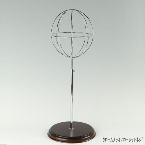 ●商品名:帽子スタンド 球体型-M ローレットネジ・木製ベース仕様 ●表面処理:クロームメッキ(CR)仕上 ●寸法:高さ465~575mm ●ヘッド部:ワイヤー製ラグビーボール型球体ヘッド ●ヘッド:上下可動式(伸縮式) ●材質:スチール・木製(ベース) ●特長:抜け感がおしゃれなワイヤーヘッドに木製ベースを組み合わせ、落ち着きのある存在感と高級感を演出するツール ●生産国:日本(タヤ自社工場)
