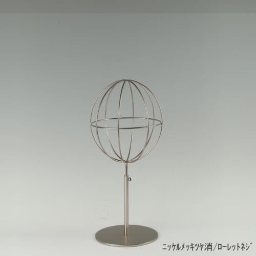 ●商品名:帽子スタンド 球体型-S ローレットネジ仕様 ●表面処理:ニッケルツヤ消(NI-M)仕上 ●寸法:高さ395~485mm ●ヘッド部:ワイヤー製ラグビーボール型球体ヘッド ●ヘッド:上下可動式(伸縮式) ●材質:スチール ●特長:ワイヤーフレームの抜け感が、シンプルでおしゃれな空間を演出します。 ●生産国:日本(タヤ自社工場)