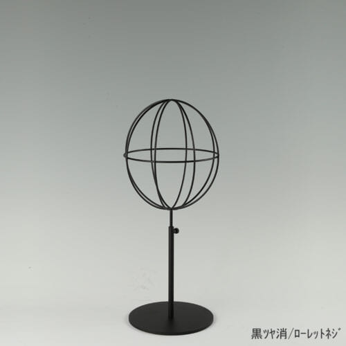 ●商品名:帽子スタンド 球体型-S ローレットネジ仕様 ●表面処理:黒ツヤ消(BK-M)仕上 ●寸法:高さ395~485mm ●ヘッド部:ワイヤー製ラグビーボール型球体ヘッド ●ヘッド:上下可動式(伸縮式) ●材質:スチール ●特長:ワイヤーフレームの抜け感が、シンプルでおしゃれな空間を演出します。 ●生産国:日本(タヤ自社工場)