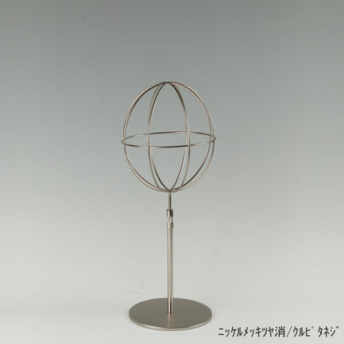 ●商品名:帽子スタンド 球体型-S くるぴたネジ仕様 ●表面処理:ニッケルツヤ消(NI-M)仕上 ●寸法:高さ425~515mm ●ヘッド部:ワイヤー製ラグビーボール型球体ヘッド ●ヘッド:上下可動式(伸縮式) ●材質:スチール ●特長:ワイヤーフレームの抜け感が、シンプルでおしゃれな空間を演出します。 ●生産国:日本(タヤ自社工場)