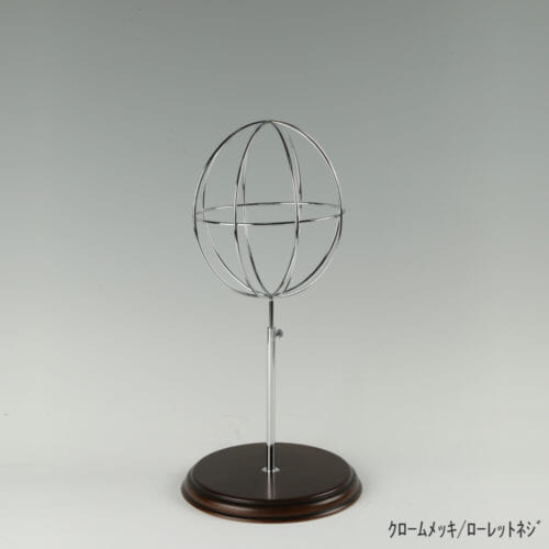●商品名:帽子スタンド 球体型-S ローレットネジ・木製ベース仕様 ●表面処理:クロームメッキ(CR)仕上 ●寸法:高さ410~500mm ●ヘッド部:ワイヤー製ラグビーボール型球体ヘッド ●ヘッド:上下可動式(伸縮式) ●材質:スチール・木製(ベース) ●特長:抜け感がおしゃれなワイヤーヘッドに木製ベースを組み合わせ、落ち着きのある存在感と高級感を演出するツール ●生産国:日本(タヤ自社工場)