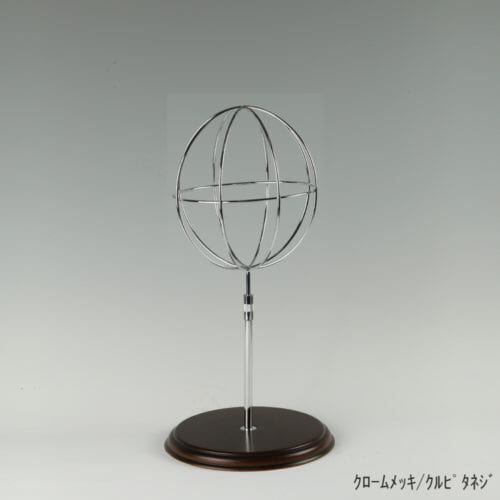 ●商品名:帽子スタンド 球体型-S ローレットネジ・木製ベース仕様 ●表面処理:クロームメッキ(CR)仕上 ●寸法:高さ440~530mm ●ヘッド部:ワイヤー製ラグビーボール型球体ヘッド ●ヘッド:上下可動式(伸縮式) ●材質:スチール・木製(ベース) ●特長:抜け感がおしゃれなワイヤーヘッドに木製ベースを組み合わせ、落ち着きのある存在感と高級感を演出するツール ●生産国:日本(タヤ自社工場)