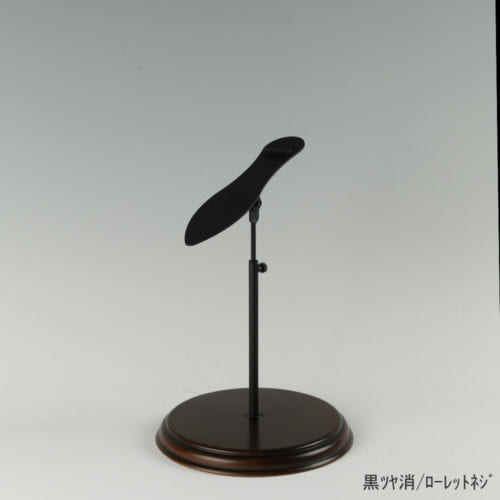 ●商品名:シューズスタンド片足用 ローレットネジ・木製ベース仕様 ●表面処理:黒ツヤ消(BK-M)仕上 ●寸法:高さ高さ230~320mm ●ヘッド部:傾斜角度調整機能付。靴滑り落ち防止部材溶接留。 ●ヘッド:上下可動式(伸縮式) ●材質:スチール ●特長:展示物である靴のデザインを際立たせる天板デザイン設計。天板を足型状にすることにより、靴を乗せると天板が隠れるサイズで製造。天板が見えなくなる事によりお客様の視線が展示物の靴に集中、靴のデザインが際立ちます。 ●片足用スタンドである理由:両足分の靴をセットで展示しておくと、靴を持って行かれてしまう可能性が高くなるとのお話を聞き、通常品としては片足用のシューズスタンドをご用意しました。また、木製のベースを組み合わせることで、落ち着きのある存在感と高級感を演出できます。 ●生産国:日本(タヤ自社工場)
