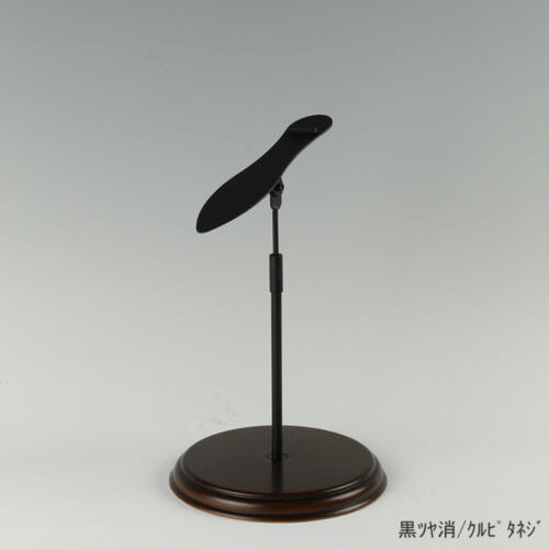 ●商品名:シューズスタンド片足用 くるぴたネジ・木製ベース仕様 ●表面処理:黒ツヤ消(BK-M)仕上 ●寸法:高さ260~360mm ●ヘッド部:傾斜角度調整機能付。靴滑り落ち防止部材溶接留。 ●ヘッド:上下可動式(伸縮式) ●材質:スチール ●特長:展示物である靴のデザインを際立たせる天板デザイン設計。天板を足型状にすることにより、靴を乗せると天板が隠れるサイズで製造。天板が見えなくなる事によりお客様の視線が展示物の靴に集中、靴のデザインが際立ちます。 ●片足用スタンドである理由:両足分の靴をセットで展示しておくと、靴を持って行かれてしまう可能性が高くなるとのお話を聞き、通常品としては片足用のシューズスタンドをご用意しました。また、木製のベースを組み合わせることで、落ち着きのある存在感と高級感を演出できます。 ●生産国:日本(タヤ自社工場)