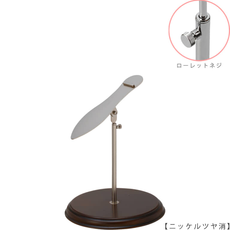 ●商品名:シューズスタンド片足用 ローレットネジ・木製ベース仕様
●表面処理:ニッケルツヤ消し(NI-M)仕上
●寸法:高さ高さ230~320mm
●ヘッド部:傾斜角度調整機能付。靴滑り落ち防止部材溶接留。
●ヘッド:上下可動式(伸縮式)
●材質:スチール
●特長:展示物である靴のデザインを際立たせる天板デザイン設計。
天板を足型状にすることにより、靴を乗せると天板が隠れるサイズで製造。
天板が見えなくなる事によりお客様の視線が展示物の靴に集中、靴のデザインが際立ちます。
●片足用スタンドである理由:両足分の靴をセットで展示しておくと、
靴を持って行かれてしまう可能性が高くなるとのお話を聞き、
通常品としては片足用のシューズスタンドをご用意しました。
また、木製のベースを組み合わせることで、落ち着きのある存在感と高級感を演出できます。
●生産国:日本(タヤ自社工場)