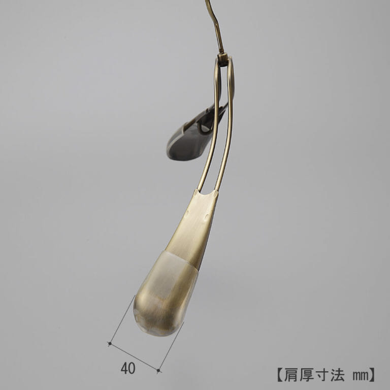 ●ハンガーを横から見た画像
●肩先の厚み40mm
●衣類の滑り落ち防止用塩ビキャップ付が肩先に標準で装着されています。
●寸法標記の画像はアンティークゴールドメッキのハンガーですが、実際にお届けする商品は1枚目の画像のクロームメッキのハンガーとなります。