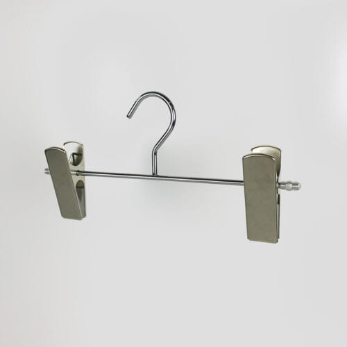 ●材質:スチール ●色: 本体:クロームメッキ/クリップ:ニッケル ●サイズ W205mm ●線径 4mm ●フック 固定式/(小)開口部 25mm ●日本製 タヤ自社工場生産品 【ご注意】 フックの開口部が25mmです。通常のハンガーラックには使用できない場合があります。ご使用するパイプの太さをご確認の上、ご購入ください。