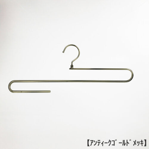 ●ハンガー正面画像 ●大判ストール用ハンガー(スベラーズハンガー) ●型番:SSH-400R-420 ●表面処理:アンティークゴールドメッキ ●滑り止めコーティング加工付き ●材質:スチール製・塩化ビニール ●フック:回転 ●デザイン:大判のストールをきれいに掛けられるよう、また他のハンガーと掛けた時統一感があるようにワイドが一般的なメンズハンガーと同寸法の420mmとなっています。折り返し部分は手前にせり出す立体的な曲げとなっており、ストールにハンガー跡が付かない仕様です。