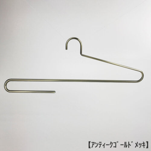 ●ハンガー正面画像 ●大判ストール用ハンガー(スベラーズハンガー) ●型番:SSH-500F-420 ●表面処理:アンティークゴールドメッキ ●滑り止めコーティング加工付き ●材質:スチール製・塩化ビニール ●フック:固定式 ●デザイン:大判のストールをきれいに掛けられるよう、また他のハンガーと掛けた時統一感があるようにワイドが一般的なメンズハンガーと同寸法の420mmとなっています。折り返し部分は手前にせり出す立体的な曲げとなっており、ストールにハンガー跡が付かない仕様です。